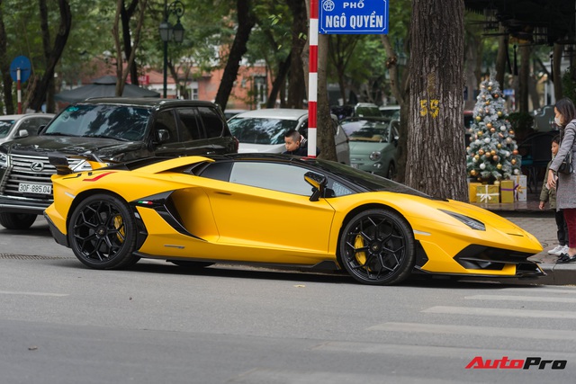 Lamborghini Aventador SVJ Roadster độc nhất Việt Nam lần đầu lộ diện trên đường phố Hà Nội - Ảnh 6. Lamborghini Aventador SVJ Roadster độc nhất Việt Nam lần đầu lộ diện trên đường phố Hà Nội - Ảnh 6.