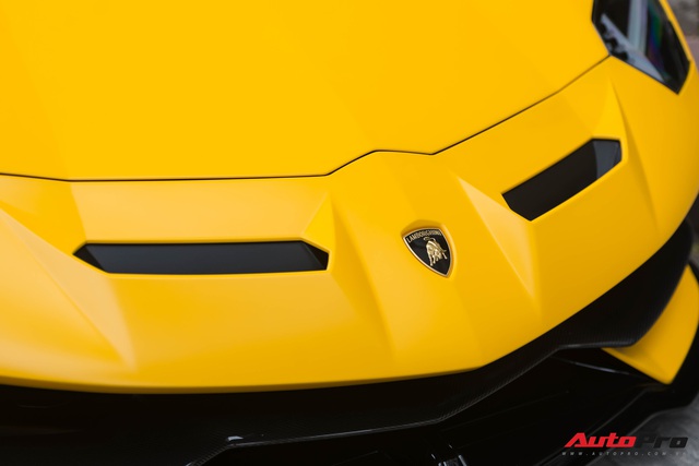 Lamborghini Aventador SVJ Roadster độc nhất Việt Nam lần đầu lộ diện trên đường phố Hà Nội - Ảnh 4. Lamborghini Aventador SVJ Roadster độc nhất Việt Nam lần đầu lộ diện trên đường phố Hà Nội - Ảnh 4.