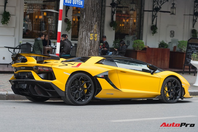 Lamborghini Aventador SVJ Roadster độc nhất Việt Nam lần đầu lộ diện trên đường phố Hà Nội - Ảnh 2. Lamborghini Aventador SVJ Roadster độc nhất Việt Nam lần đầu lộ diện trên đường phố Hà Nội - Ảnh 2.
