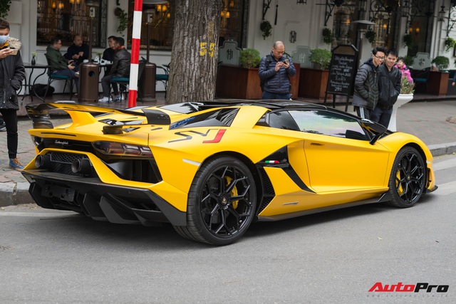 Lamborghini Aventador SVJ Roadster độc nhất Việt Nam lần đầu lộ diện trên đường phố Hà Nội - Ảnh 10. Lamborghini Aventador SVJ Roadster độc nhất Việt Nam lần đầu lộ diện trên đường phố Hà Nội - Ảnh 10.
