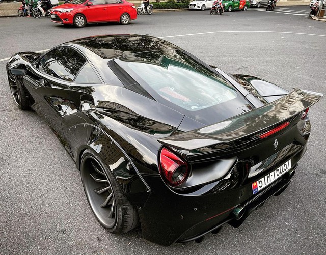 Doanh nhân kinh doanh online tậu Ferrari 488 GTB độ Liberty Walk độc nhất Việt Nam - Ảnh 4. Doanh nhân kinh doanh online tậu Ferrari 488 GTB độ Liberty Walk độc nhất Việt Nam - Ảnh 4.