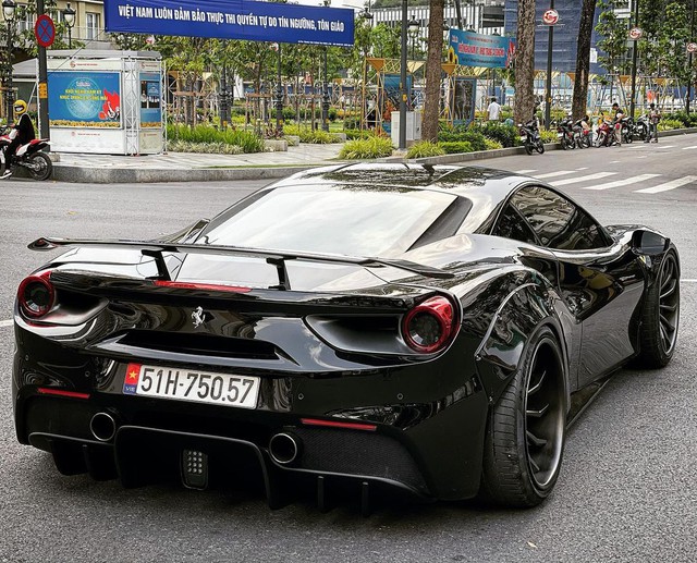 Doanh nhân kinh doanh online tậu Ferrari 488 GTB độ Liberty Walk độc nhất Việt Nam - Ảnh 5. Doanh nhân kinh doanh online tậu Ferrari 488 GTB độ Liberty Walk độc nhất Việt Nam - Ảnh 5.