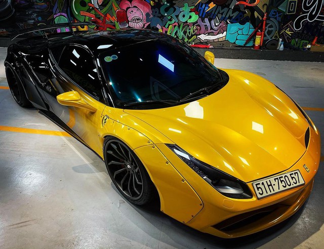 Vừa tậu xe, doanh nhân kinh doanh online liền đổi màu chiếc Ferrari 488 GTB độ Liberty Walk độc nhất Việt Nam - Ảnh 3. Vừa tậu xe, doanh nhân kinh doanh online liền đổi màu chiếc Ferrari 488 GTB độ Liberty Walk độc nhất Việt Nam - Ảnh 3.