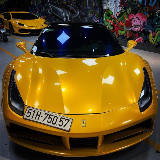 Vừa tậu xe, doanh nhân kinh doanh online liền đổi màu chiếc Ferrari 488 GTB độ Liberty Walk độc nhất Việt Nam - Ảnh 4. Vừa tậu xe, doanh nhân kinh doanh online liền đổi màu chiếc Ferrari 488 GTB độ Liberty Walk độc nhất Việt Nam - Ảnh 4.