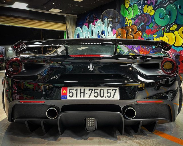 Vừa tậu xe, doanh nhân kinh doanh online liền đổi màu chiếc Ferrari 488 GTB độ Liberty Walk độc nhất Việt Nam - Ảnh 6. Vừa tậu xe, doanh nhân kinh doanh online liền đổi màu chiếc Ferrari 488 GTB độ Liberty Walk độc nhất Việt Nam - Ảnh 6.