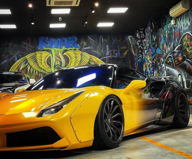 Vừa tậu xe, doanh nhân kinh doanh online liền đổi màu chiếc Ferrari 488 GTB độ Liberty Walk độc nhất Việt Nam - Ảnh 7. Vừa tậu xe, doanh nhân kinh doanh online liền đổi màu chiếc Ferrari 488 GTB độ Liberty Walk độc nhất Việt Nam - Ảnh 7.