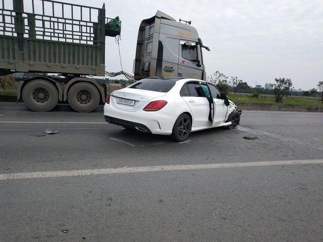 Hai chiếc Mercedes vỡ nát sau khi va chạm trên cao tốc Hà Nội - Bắc Giang - Ảnh 1.