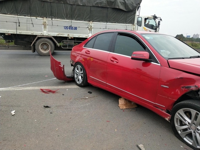 Hai chiếc Mercedes vỡ nát sau khi va chạm trên cao tốc Hà Nội - Bắc Giang - Ảnh 2.