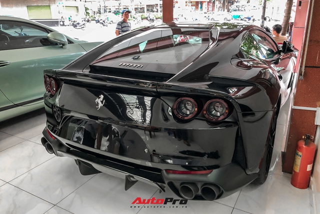 Cận cảnh Ferrari 812 Superfast từng của doanh nhân Hải Phòng tại showroom siêu xe số 1 Sài thành - Ảnh 3. Cận cảnh Ferrari 812 Superfast từng của doanh nhân Hải Phòng tại showroom siêu xe số 1 Sài thành - Ảnh 3.