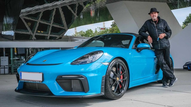Fan Porsche chính hiệu là đây: 80 tuổi sưu tầm 80 chiếc xe với nhiều hàng độc, xây hẳn siêu garage khổng lồ khiến ai cũng choáng ngợp - Ảnh 1.