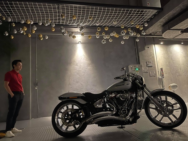 Doanh nhân Nguyễn Quốc Cường được bà xã tặng Harley-Davidson Breakout 114 giá gần 800 triệu đồng - Ảnh 1.