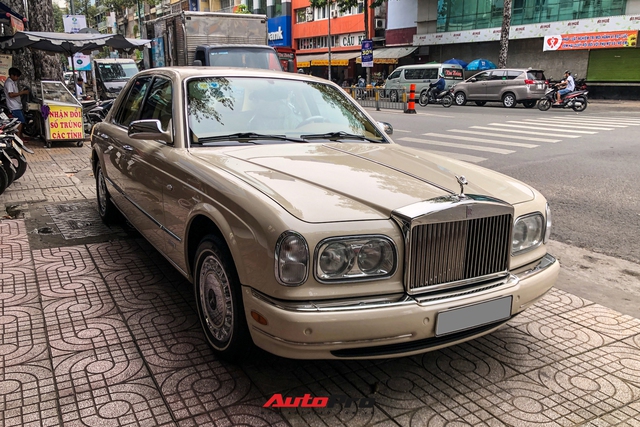 Rolls-Royce Silver Seraph từng của đại gia Hải Phòng xuất hiện tại showroom xe cũ Sài Gòn, nội thất là điểm gây chú ý - Ảnh 1.
