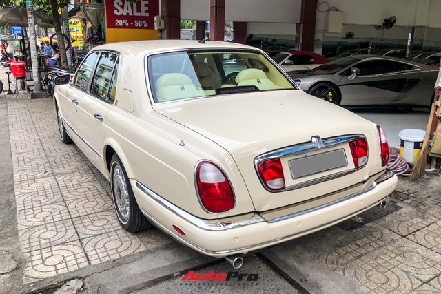 Rolls-Royce Silver Seraph từng của đại gia Hải Phòng xuất hiện tại showroom xe cũ Sài Gòn, nội thất là điểm gây chú ý - Ảnh 2.