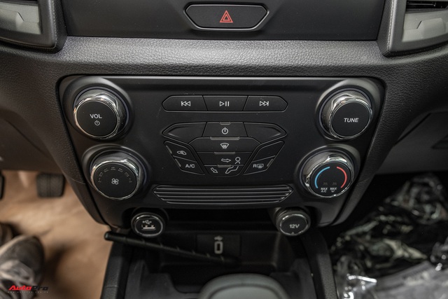 Chi tiết Ford Ranger XLS MT 2021 giá 630 triệu đồng vừa về đại lý: Bán tải thực dụng cho người eo hẹp tài chính - Ảnh 9. Chi tiết Ford Ranger XLS MT 2021 giá 630 triệu đồng vừa về đại lý: Bán tải thực dụng cho người eo hẹp tài chính - Ảnh 9.