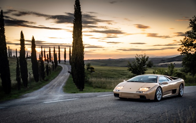 Huyền thoại Lamborghini Diablo kỷ niệm sinh nhật: 30 tuổi vẫn là tượng đài được nhiều tay chơi săn đón  - Ảnh 1.