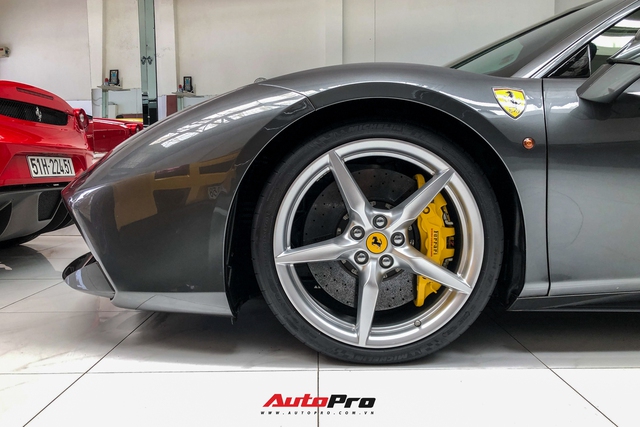Ferrari 488 GTB đầu tiên Việt Nam tháo biển, chờ về tay chủ mới sau đời chủ ở Hải Phòng với hàng loạt xe khủng - Ảnh 4. Ferrari 488 GTB đầu tiên Việt Nam tháo biển, chờ về tay chủ mới sau đời chủ ở Hải Phòng với hàng loạt xe khủng - Ảnh 4.