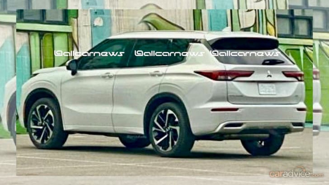 Mitsubishi Outlander 2021 lộ ảnh mới: Đẹp lên vài phần, đe doạ Honda CR-V - Ảnh 2. Mitsubishi Outlander 2021 lộ ảnh mới: Đẹp lên vài phần, đe doạ Honda CR-V - Ảnh 2.