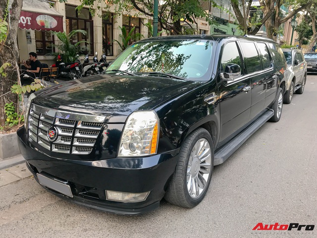 Khủng long Cadillac Escalade ESV XXXL độc nhất Việt Nam lăn bánh trên phố: Dài tận 6,6m, 3 hàng ghế, giá nửa triệu USD - Ảnh 1.