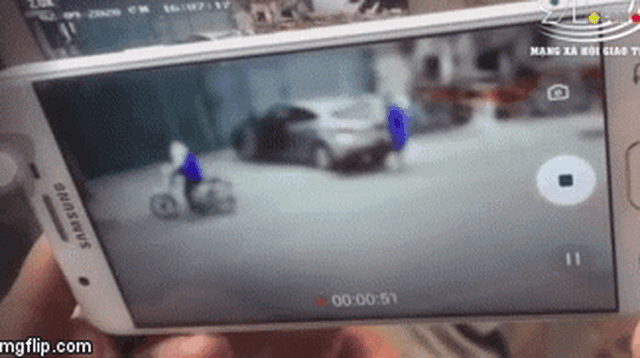 Clip: Xuống xe giải quyết va chạm, 2 người đàn ông bị bán tải đâm kinh hoàng, văng xa chục mét