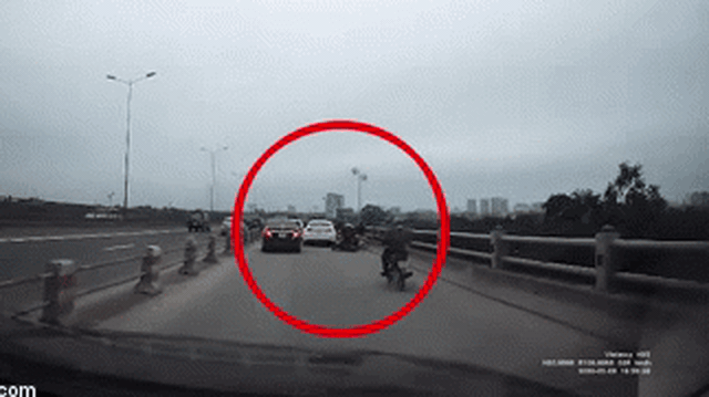 Clip: Đánh lái, gián tiếp gây tai nạn liên hoàn trên cầu Thanh Trì, tài xế Mazda lặng lẽ rời đi