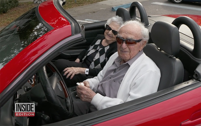 Cụ ông 107 tuổi lái xe mui trần đưa bạn gái dạo phố - Ảnh 1.