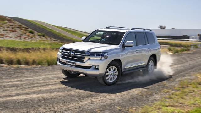 Toyota Land Cruiser ra mắt bản đặc biệt như xe sang, vẫn 'lười' không tung thế hệ mới