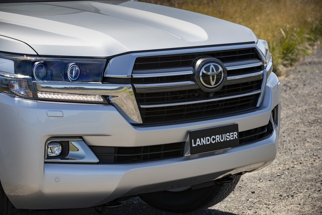 Toyota Land Cruiser ra mắt bản đặc biệt như xe sang, vẫn lười không tung thế hệ mới - Ảnh 1.