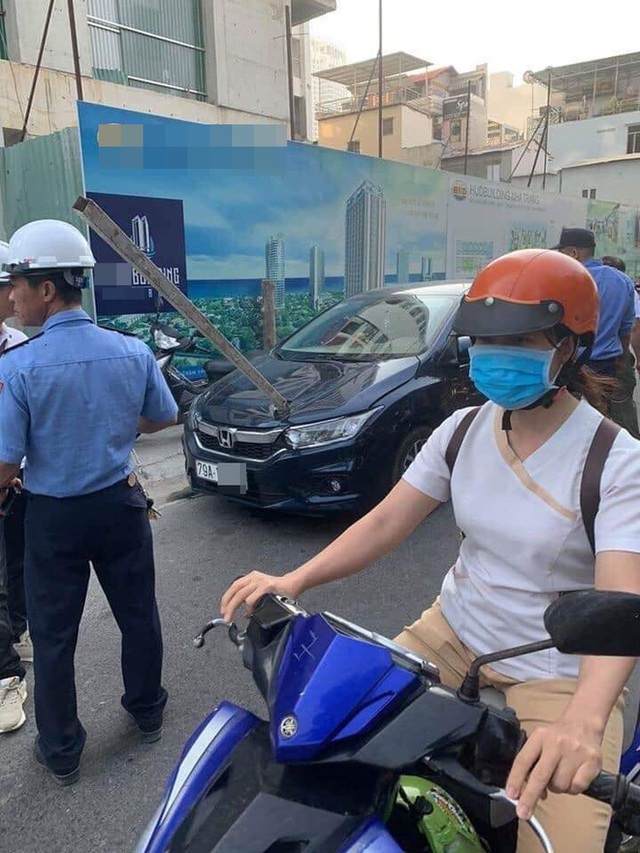 Đỗ dưới công trình đang thi công, ô tô bị thanh sắt rơi trúng, đâm thủng nắp capo - Ảnh 1. Đỗ dưới công trình đang thi công, ô tô bị thanh sắt rơi trúng, đâm thủng nắp capo - Ảnh 1.