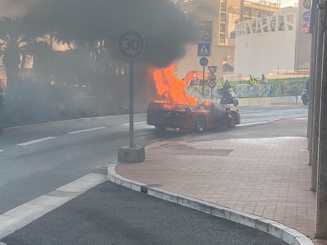 Xót xa Ferrari F40 bốc cháy dữ dội, chủ xe chỉ còn cách bán sắt vụn - Ảnh 3.