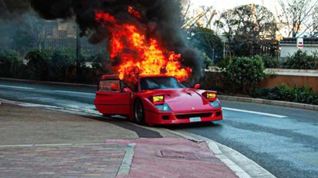 Xót xa Ferrari F40 bốc cháy dữ dội, chủ xe chỉ còn cách bán sắt vụn