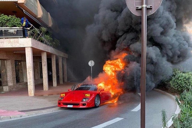 Xót xa Ferrari F40 bốc cháy dữ dội, chủ xe chỉ còn cách bán sắt vụn - Ảnh 2.
