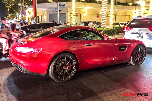 Mercedes-AMG GT S màu đỏ từng của doanh nhân Nguyễn Quốc Cường bất ngờ xuất hiện trên phố Sài Gòn - Ảnh 2.