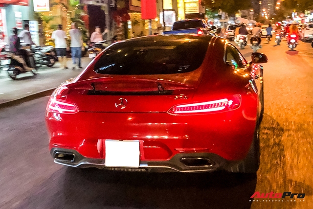 Mercedes-AMG GT S màu đỏ từng của doanh nhân Nguyễn Quốc Cường bất ngờ xuất hiện trên phố Sài Gòn - Ảnh 4.