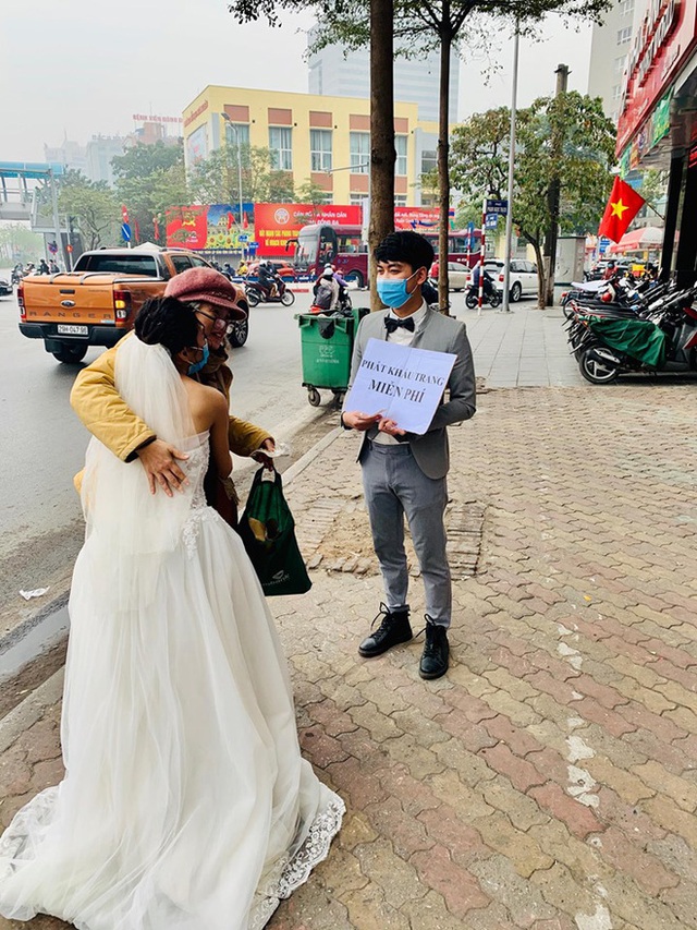 Cô dâu chú rể phát khẩu trang miễn phí trên phố khiến dân mạng tranh cãi gay gắt - Ảnh 3.