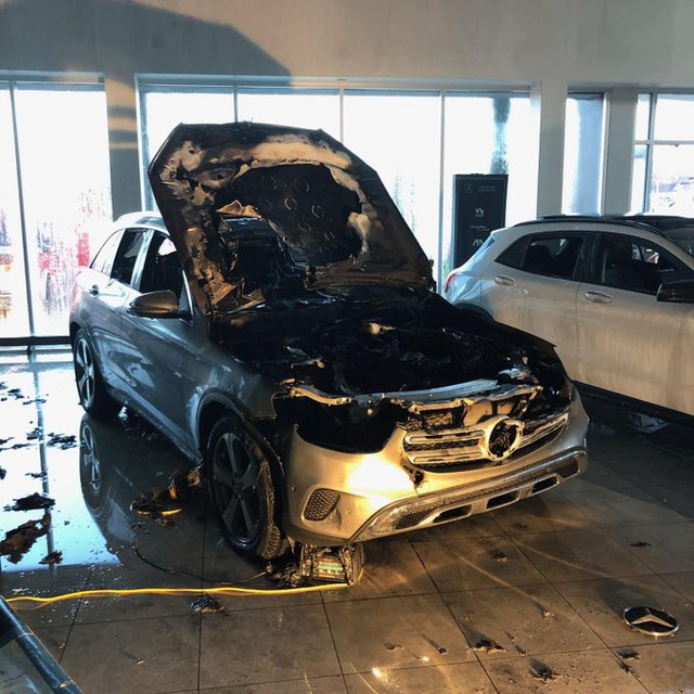 Đang nằm trong đại lý, Mercedes-Benz GLC 2020 bốc cháy đầy bí ẩn, lính cứu hoả vật lộn 1,5 tiếng mới xử lý được - Ảnh 1.