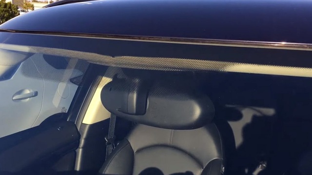 Vì sao trên kính lái ô tô lại có những chấm đen nhỏ li ti?