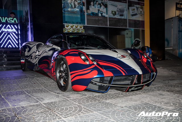 Pagani Huayra của Minh Nhựa lột xác với bộ tem mới, một chi tiết lạ trên nắp capo khiến nhiều người khó hiểu - Ảnh 9.