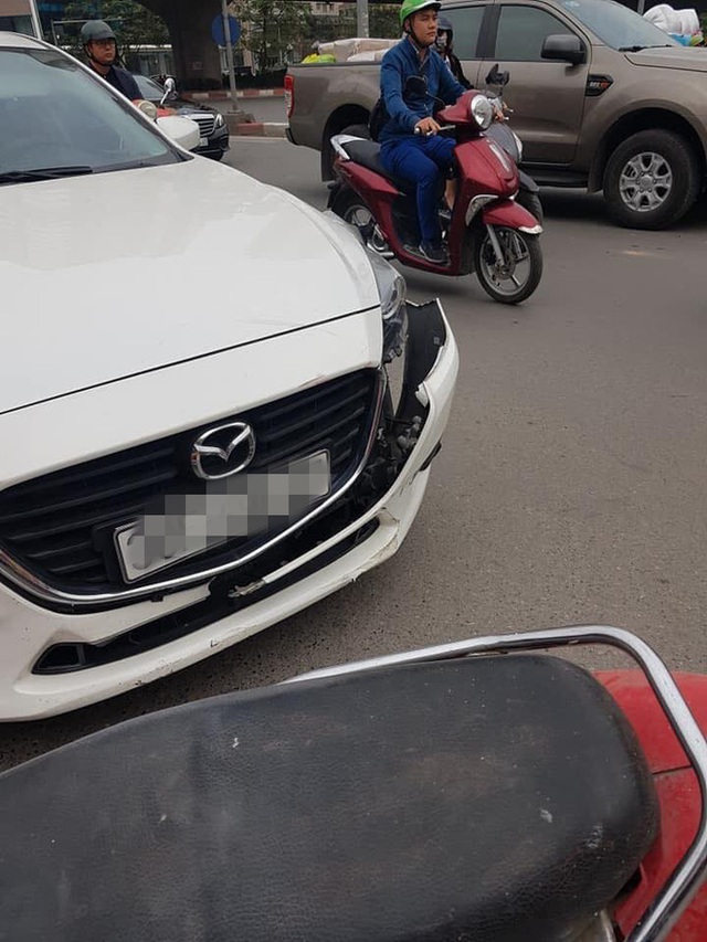 Không đền được tiền sửa ô tô sau va chạm, người đàn ông để xe máy lại hiện trường rồi rời đi - Ảnh 1. Không đền được tiền sửa ô tô sau va chạm, người đàn ông để xe máy lại hiện trường rồi rời đi - Ảnh 1.