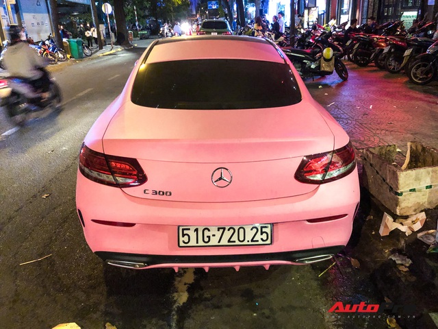 Mercedes-Benz C 300 AMG Coupe hàng hiếm tại Việt Nam còn gây chú ý hơn với màu ngoại thất chói chang - Ảnh 4.