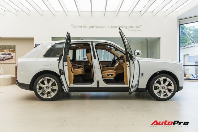 Cận cảnh Rolls-Royce Cullinan chính hãng và những điều ít ai biết về mẫu SUV nhà giàu giá hơn 32 tỷ đồng - Ảnh 3.