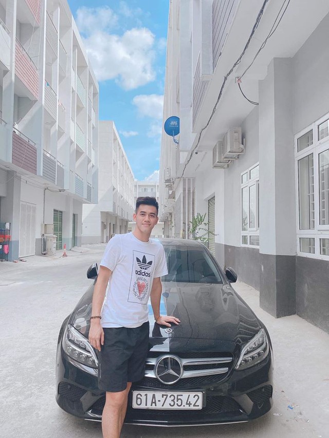 Mới 23 tuổi, tiền đạo Tiến Linh tự sắm Mercedes-Benz C 200 giá gần 1,5 tỷ, bấm biển chất không phải ai cũng nhận ra - Ảnh 1.