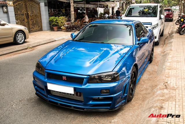 Nissan Skyline GT-R R34 - huyen thoai xe dua duong pho bat ngo xuat hien o Viet Nam