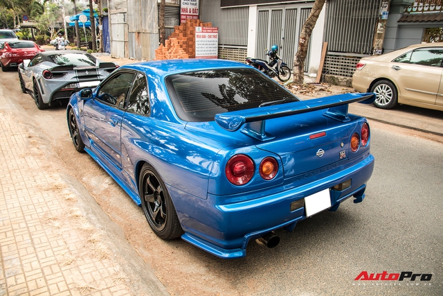 Nissan Skyline GT-R R34 - huyen thoai xe dua duong pho bat ngo xuat hien o Viet Nam