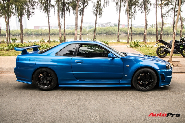 Nissan Skyline GT-R R34 - huyen thoai xe dua duong pho bat ngo xuat hien o Viet Nam