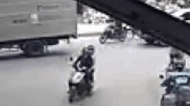 CLIP: Nhanh chân bon chen, cướp đường của ô tô, người đàn ông nhận ngay cú ép nhớ đời