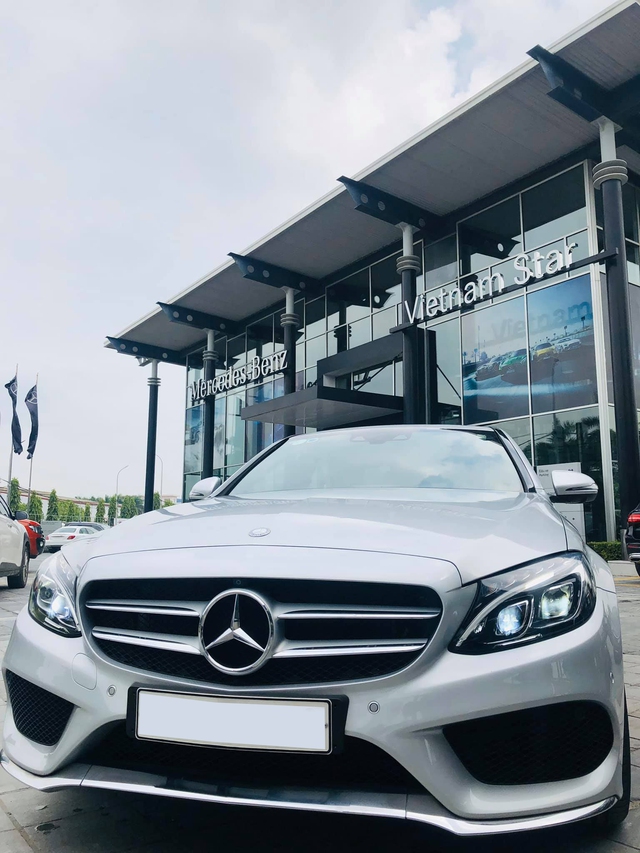 3 năm chạy 33 km, Mercedes-Benz C 300 AMG 2017 mới nhất Việt Nam thanh lý với giá 1,6 tỷ đồng - Ảnh 3.