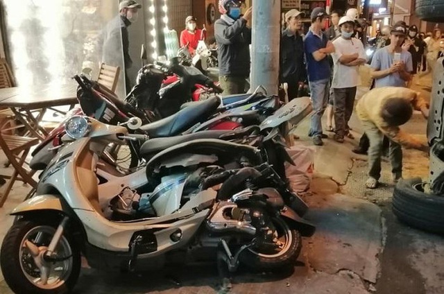  CLIP: Đột ngột lao dốc ở Đà Lạt, ô tô không người lái đâm nhiều xe rồi lật trong tình trạng vẫn nổ máy - Ảnh 3.