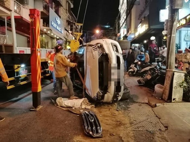 CLIP: Đột ngột lao dốc ở Đà Lạt, ô tô không người lái đâm nhiều xe rồi lật trong tình trạng vẫn nổ máy - Ảnh 4.