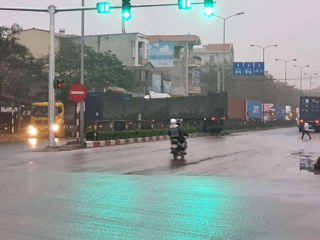 Xe đầu kéo vắt ngang dải phân cách trong tư thế khó hiểu gây xôn xao trong sáng đầu tuần - Ảnh 4. Xe đầu kéo vắt ngang dải phân cách trong tư thế khó hiểu gây xôn xao trong sáng đầu tuần - Ảnh 4.