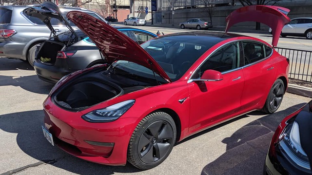 Triển lãm xe hiếm hoi tổ chức mùa Covid-19 nhưng cấm Tesla, fan cuồng tự làm "gian trưng bày" ngay ngoài sự kiện